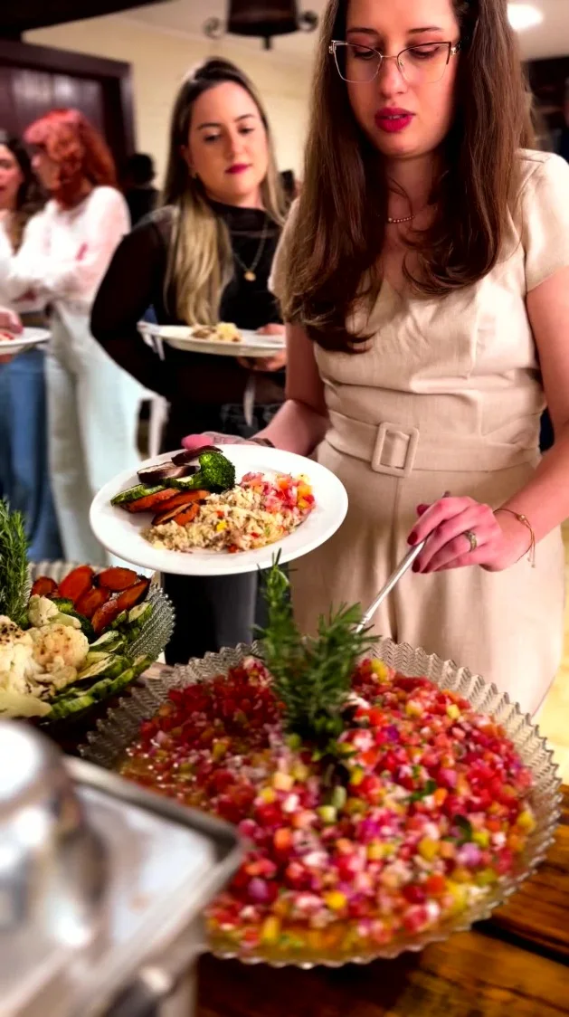 Convidados se servindo em estação de buffet completa da GMM Gastronomia