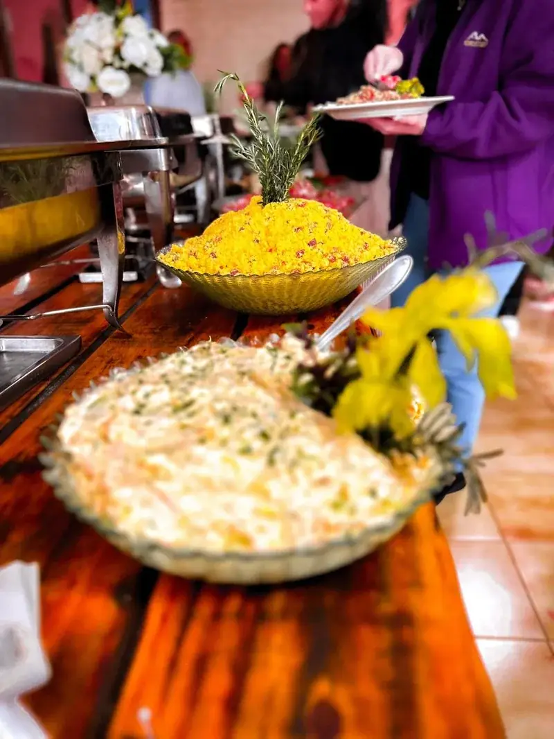 Estação de acompanhamentos com maionese cremosa e farofa especial