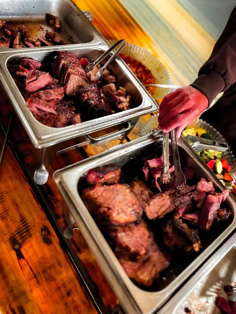 Travessas de carnes nobres grelhadas com guarnições para serviço completo